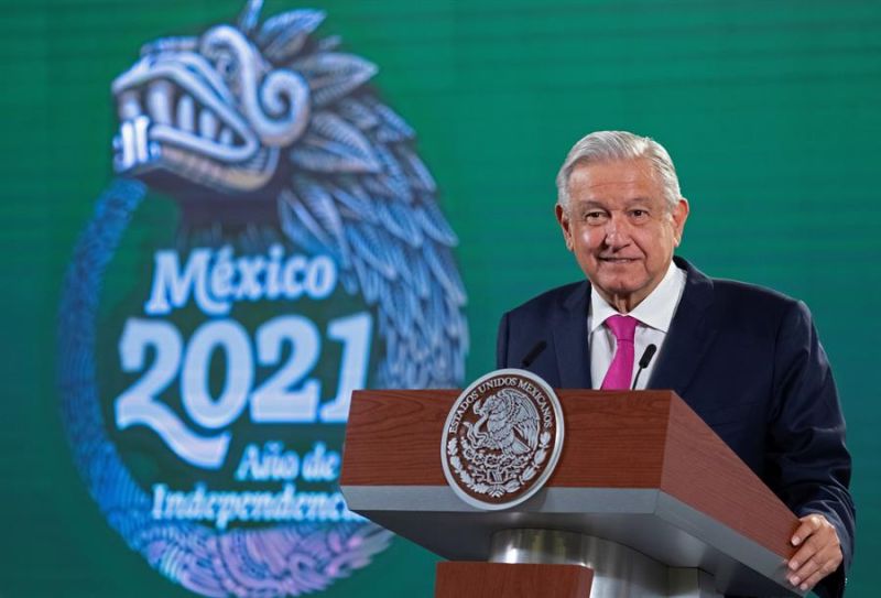 Fotografía cedida hoy por la Presidencia de México que muestra al mandatario Andrés Manuel López Obrador durante una rueda de prensa en Palacio Nacional, en Ciudad de México (México). 060921