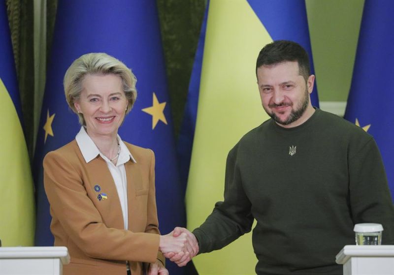 El presidente de Ucrania, Volodimir Zelenski (d), y la presidenta de la Comisión Europea, Ursula von der Leyen (i), se dan la mano después de una conferencia de prensa conjunta tras su reunión en Kiev este 2 de febrero. 01 030223