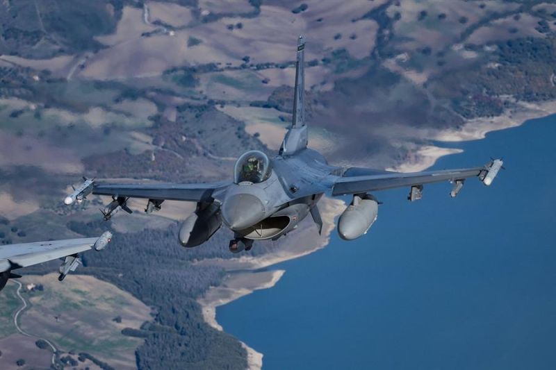 Un avión F16 de las Fuerzas Aéreas de YouTube, en una fotografía de archivo. EFE/EPA/Giuseppe Lami 01 240523