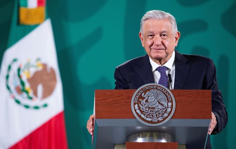 Fotografía cedida por la Presidencia de México, del mandatario mexicano, Andrés Manuel López Obrador, durante una rueda de prensa matutina en Palacio Nacional, en la Ciudad de México.