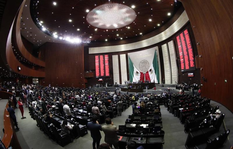 Fotografía cedida por la Cámara de Diputados donde se observa una sesión ordinaria hoy, en Ciudad de México. 01 180422