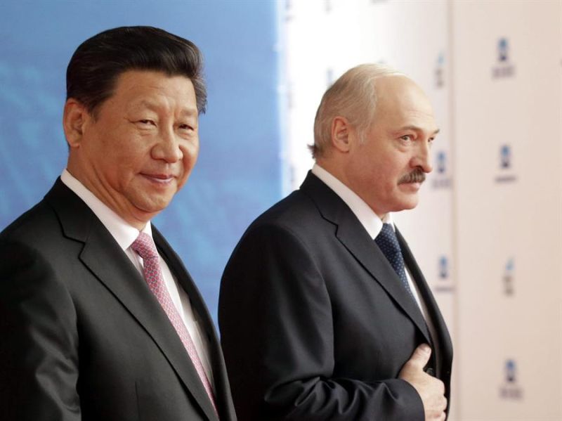 Foto de archivo del presidente chino, Xi Jinping (izda), junto a su homólogo bielorruso, Alexander Lukashenko (dcha). EFE/Tatyana Zenkovich 01 010323
