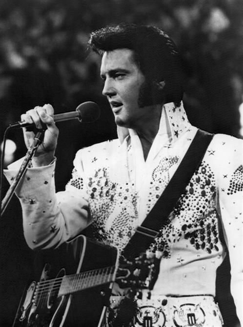 El famoso cantante norteamericano Elvis Presley, quien durante varias décadas fue considerado ""El rey del rock and roll"". En la imagen, en una de sus actuaciones.