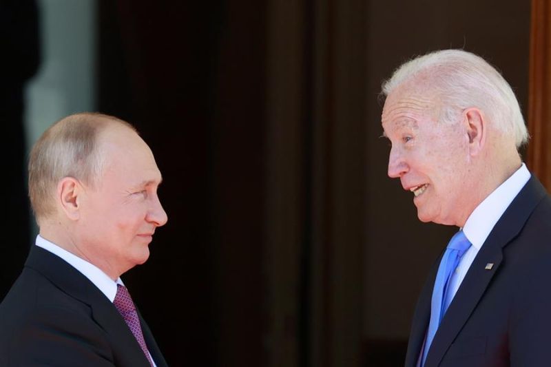 El presidente de EE.UU., Joe Biden (d), junto a su homólogo ruso, Vladímir Putin (i), en una fotografía de archivo. 01 010223