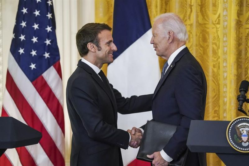 El presidente de Estados Unidos Joe Biden (d), y el presidente de Francia, Emmanuel Macron (i), se dan la mano después de hablar en una conferencia de prensa, este 1 de diciembre de 2022. 01 021222