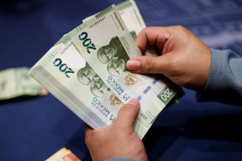 Fotografía de archivo de una mujer mostrando el nuevo billete de 200 pesos presentado por el Banco de México en Ciudad de México (México).