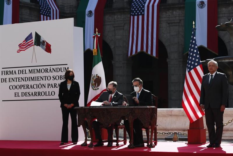 El presidente de México, Andrés Manuel López Obrador;  la vicepresidenta de Estados Unidos, Kamala Harris (i), el encargado de Negocios de la embajada de EE.UU en México, John S. Creamer (c,i); y secretario de Relaciones Exteriores, Marcelo Ebrard (c,d).
