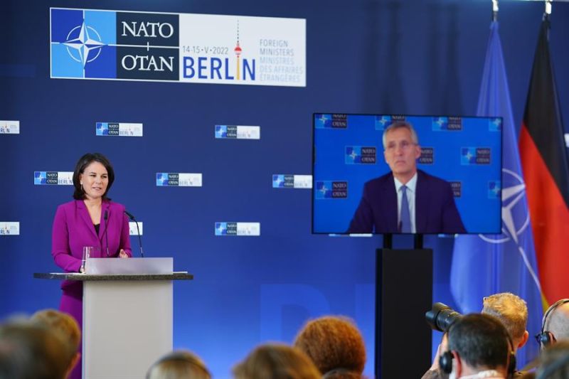La ministra alemana de Exteriores, Annalena Baerbock (i), durante la rueda de prensa con la participación virtual del secretario general de la OTAN, Jens Stoltenberg. 