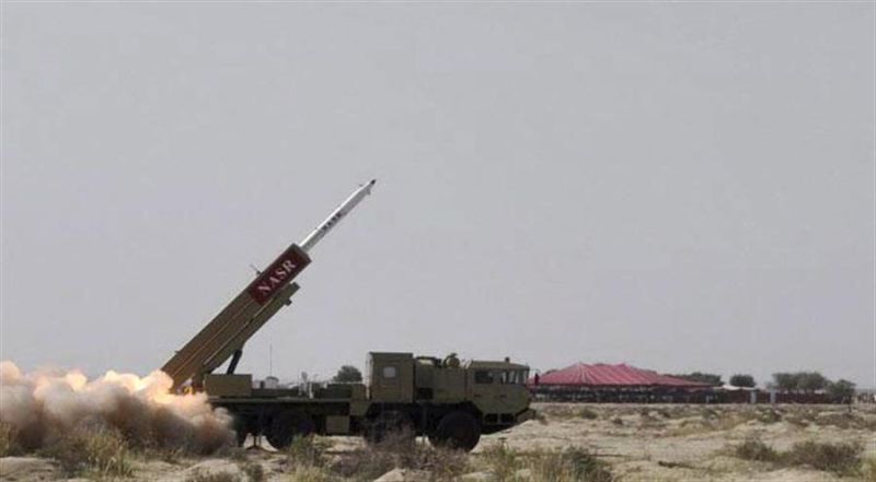Imagen facilitada por el Ejército paquistaní que muestra el lanzamiento de un misil de corto alcance con capacidad para portar ojivas nucleares, en Pakistán. 