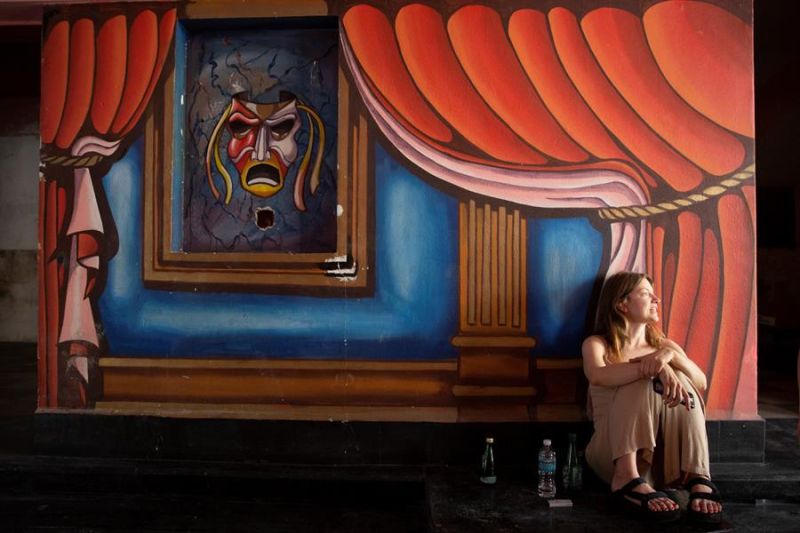 Una mujer descansa junto a una obra en la galería del colectivo relaciones públicas ART el 29 de abril de 2021, en Ciudad de México (México). 