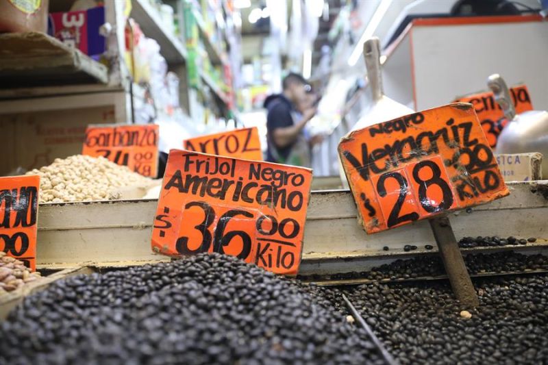 Imagen de archivo que muestra una vista general de precios de productos en un mercado, en la Ciudad de México (México).