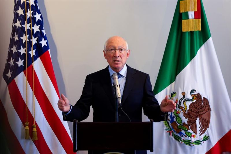 El embajador de Estados Unidos en México, Ken Salazar, habla durante una conferencia de prensa hoy, en Ciudad de México (México). 01 091121