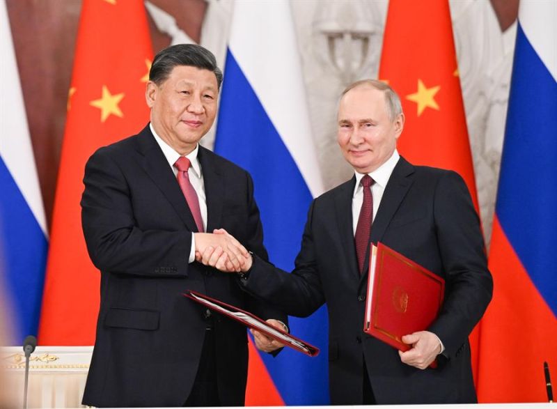 El presidente chino, Xi Jinping, estrecha la mano del líder ruso, Vladímir Putin, tras firmar con él dos acuerdos de cooperación bilateral durante su visita a Moscú. EFE/EPA/XINHUA / Xie Huanchi 01 220323