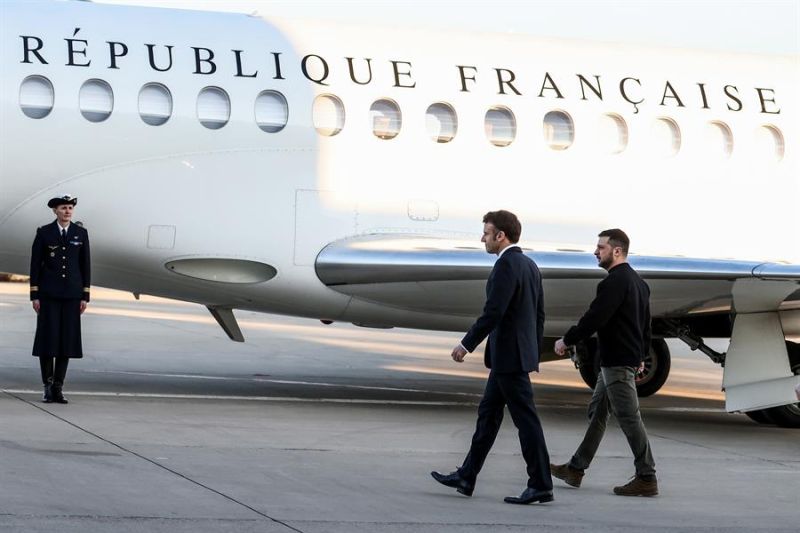 El presidente francés, Emmanuel Macron, y el ucraniano, Volodímir Zelenski, volaron juntos este jueves en un avión oficial francés desde la base aérea de Villacoublay, a las afueras de París, con destino a Bruselas 01 090223
