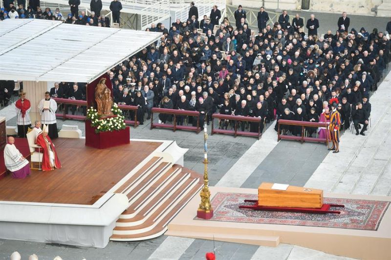 El papa Francisco preside el funeral de Benedict XVI. 01 050123