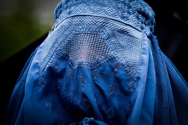 Vista de una mujer afgana con burka, en una fotografía de archivo.