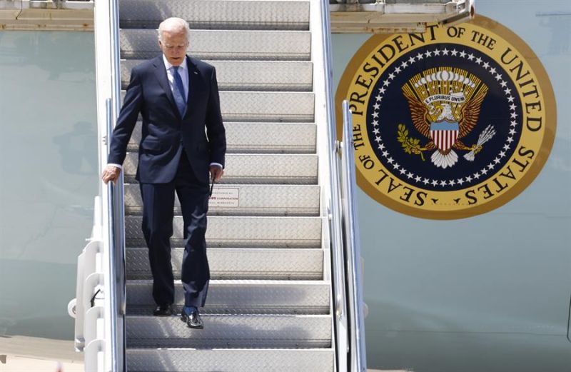 Imagen de archivo del presidente de Estados Unidos, Joe Biden, bajando las escaleras del avión presidencial Air Force One. 01 110722