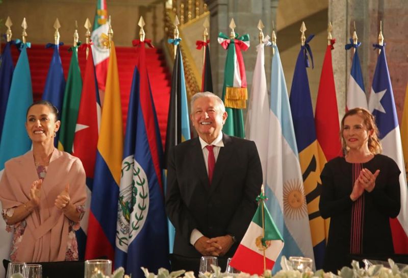 Foto de la presidencia de México, que muestra al presidente, Andrés Manuel López Obrador (c), acompañado de su esposa Beatriz Gutiérrez Müller (d) y la jefa de gobierno, Claudia Sheinbaum (i), este viernes en Palacio Nacional en Ciudad de México (México).