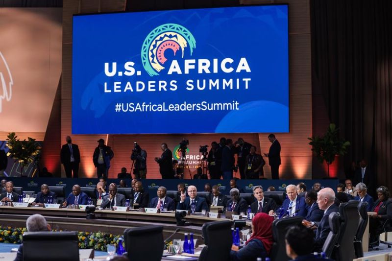 El presidente de EE. UU., Joe Biden (c), participa en la sesión de líderes de la Cumbre de EE. UU. y África sobre la asociación en la Agenda 2063 de la Unión Africana en el Centro de Convenciones Walter E. Washington en Washington, DC, EE.UU. 01 161222
