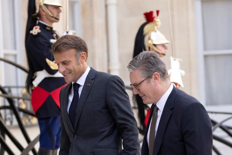 El presidente francés, Emmanuel Macron (izq. al frente), da la bienvenida al primer ministro británico, Keir Starmer (der. al frente), durante su visita al Palacio del Elíseo en París, Francia, el 29 de agosto de 2024. EFE 01 300824