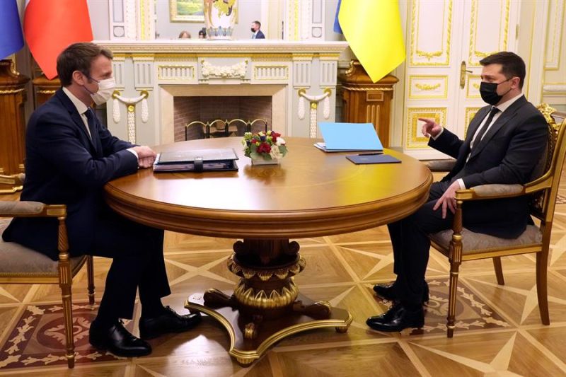 El presidente francés, Emmanuel Macron, (i) martes en Kiev para reunirse con su homólogo ucraniano, Volodímir Zelenski (d).
