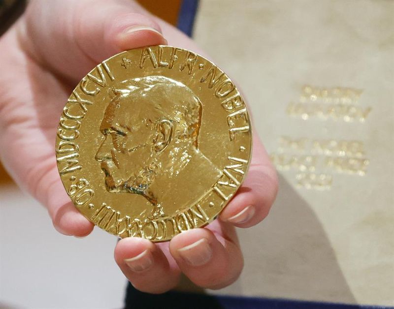 La medalla del último premio Nóbel de la paz Dmitry Muratov fue vendida en Nueva York en una subasta y recaudó la cantidad récord de 103,5 millones de dólares, que irán íntegramente destinados a Unicef para ayudar a los niños ucranianos. 01 210622