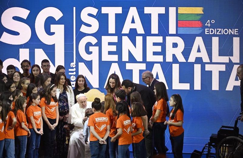 El papa Francisco aparece rodeado de niños en los "Estados Generales de la Natalidad" en Roma, Italia, el 10 de mayo de 2024. EFE/EPA/Riccardo Antimiani 01 100524