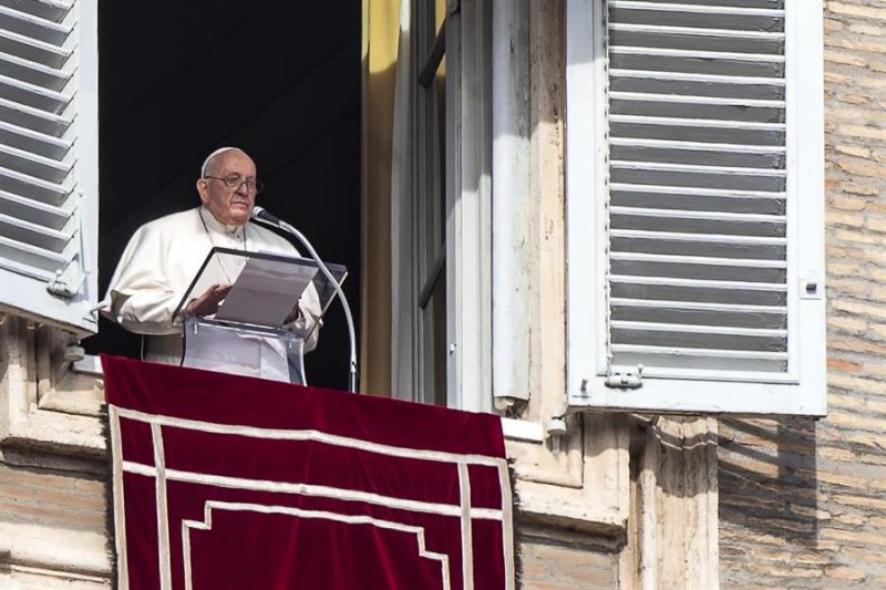 El papa Francisco dirige el rezo del Ángelus desde la ventana de su despacho en Ciudad del Vaticano, el 14 de enero de 2024. EFE/EPA/ANGELO CARCONI 01 150124
