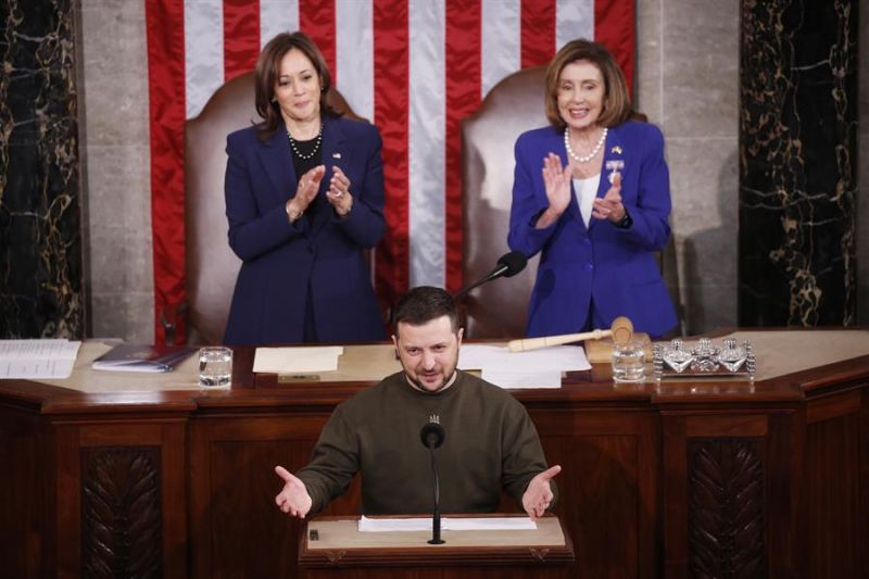 La vicepresidenta de los Estados Unidos, Kamala Harris (i) y la presidenta de la Cámara de Representantes, Nancy Pelosi (d), aplauden durante un discurso del presidente ucraniano, Volodímir Zelenski. 01 221222
