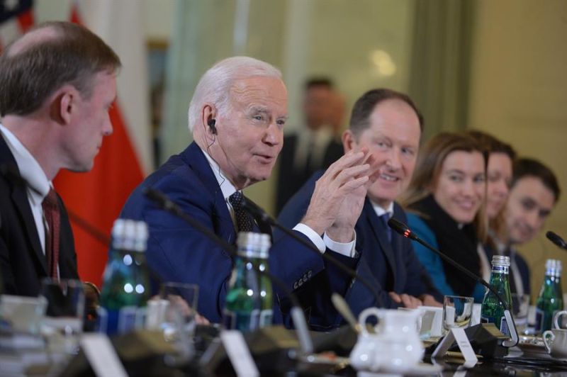 Joe Biden (c) durante su reunión con el presidente polaco, Andrzej Duda, en el Palacio Presidencial de Varsovia este martes. EFE/EPA/MARCIN OBARA 01 220223