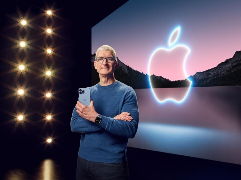 Una foto del folleto facilitada por Apple Inc. muestra al CEO de Apple, Tim Cook, con el iPhone 13 Pro Max y Apple Watch Series 7 durante el Evento Especial de Apple en Apple Park en Cupertino, California, Estados Unidos, 14 de septiembre de 2021. 