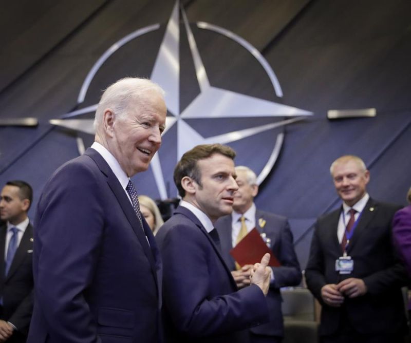 El presidente de EEUU, Joe Biden (i) y el presidente francés Emmanuel Macron (c) en la sede de la OTAN en Bruselas.  01 240322