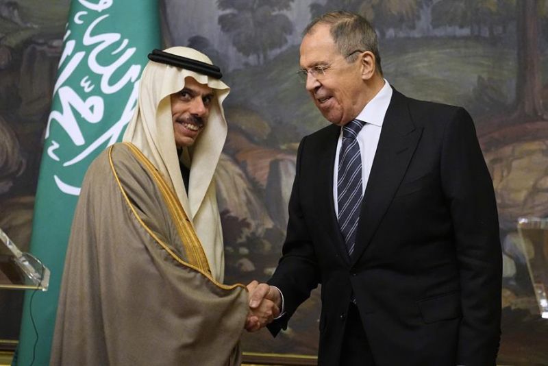 El ministro de Exteriores de Rusia, Serguéi Lavrov, con su homólogo de Arabia Saudí, el príncipe Faisal bin Farhan al Saud.EFE/EPA/ALEXANDER ZEMLIANICHENKO/POOL 01 090323