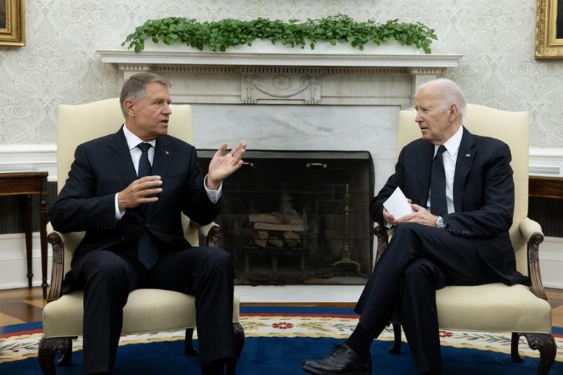 El presidente de EE.UU., Joe Biden (d), habla durante una reunión en la Casa Blanca con su homólogo rumano, Klaus Iohannis, en Washington. EFEMichael Reynolds 01 080524
