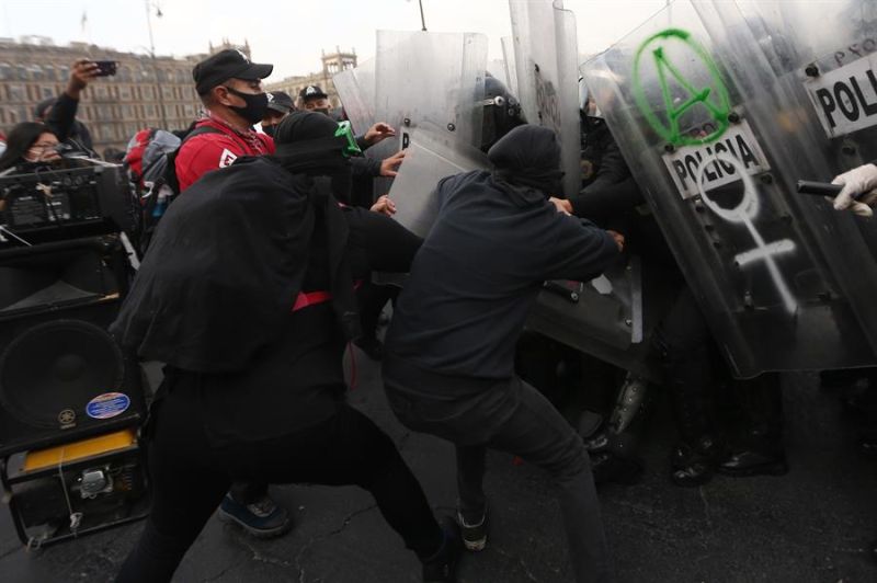 Mujeres activistas son vistas durante una protesta el pasado 2 de marzo de 2021, en Ciudad de México (México).