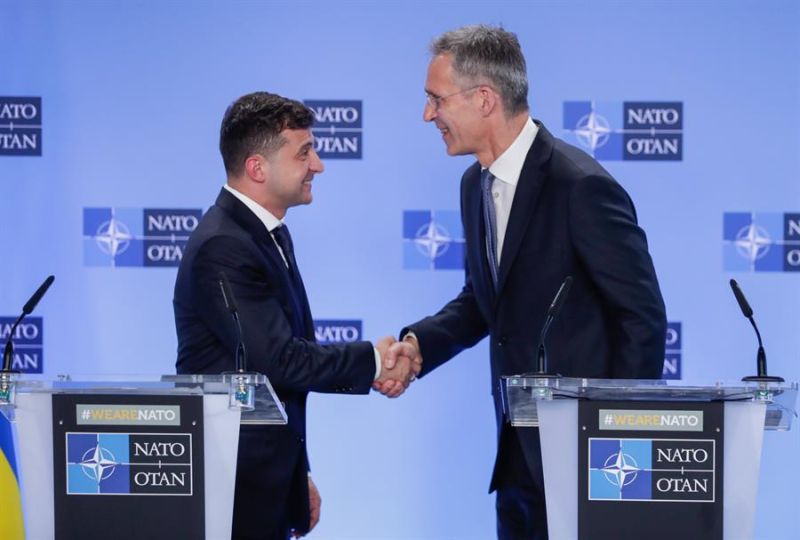 El presidente ucraniano, Volodomyr Zelensky (i), y el secretario general de la OTAN, Jens Stoltenberg (d),en la sede de la Alianza en Bruselas en 2019. 