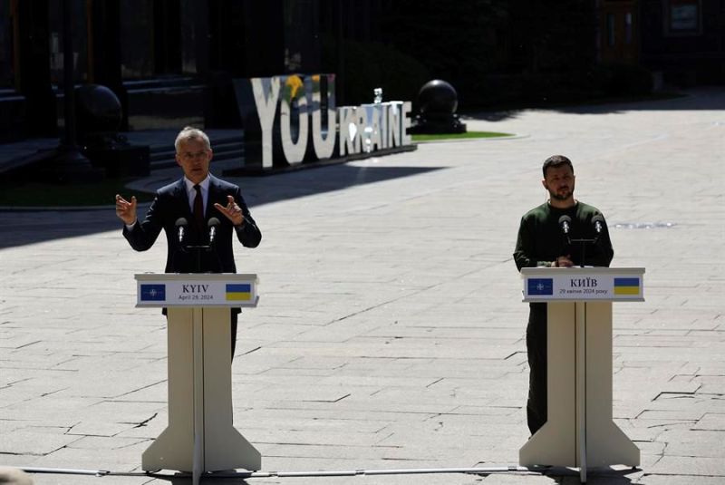 El presidente ucraniano Volodymyr Zelensky (derecha) y el secretario general de la OTAN, Jens Stoltenberg (izquierda), asisten a una conferencia de prensa conjunta después de su reunión en Kiev, Ucrania, el 29 de abril de 2024. efe 01 300424