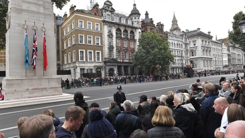 Ciudadanos esperan en las calles de Londres el paso del féretro de la reina Isabel II. 01 190922