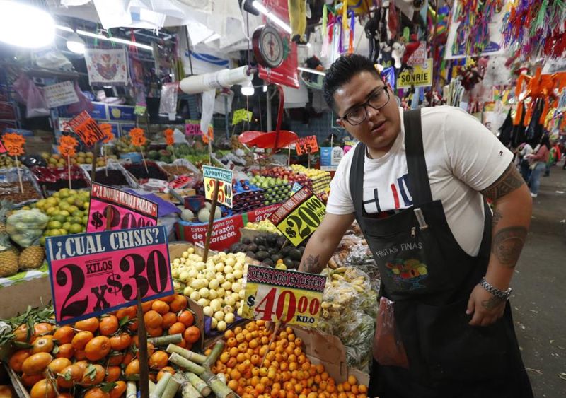 Fotografía de archivo de vendedores que ofrecen sus productos para los festejos navideños en el mercado de Jamaica, el 15 de diciembre de 2022, en Ciudad de México (México). 01 240123