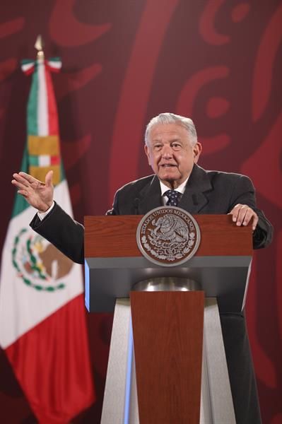 El presidente de México, Andrés Manuel López Obrador, participa hoy, durante una rueda de prensa matutina en Palacio Nacional, en Ciudad de México.