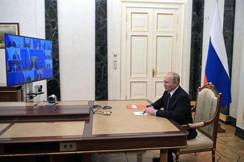 El presidente ruso, Vladímir Putin, mantiene una reunión con los miembros permanentes del Consejo de Seguridad de Rusia por videoconferencia en el Kremlin de Moscú este 26 de octubre de 2022. 01 271022