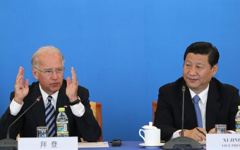 En la imagen, el presidente de Estados Unidos, Joe Biden (i), junto a su homólogo chino, Xi Jinping (d).