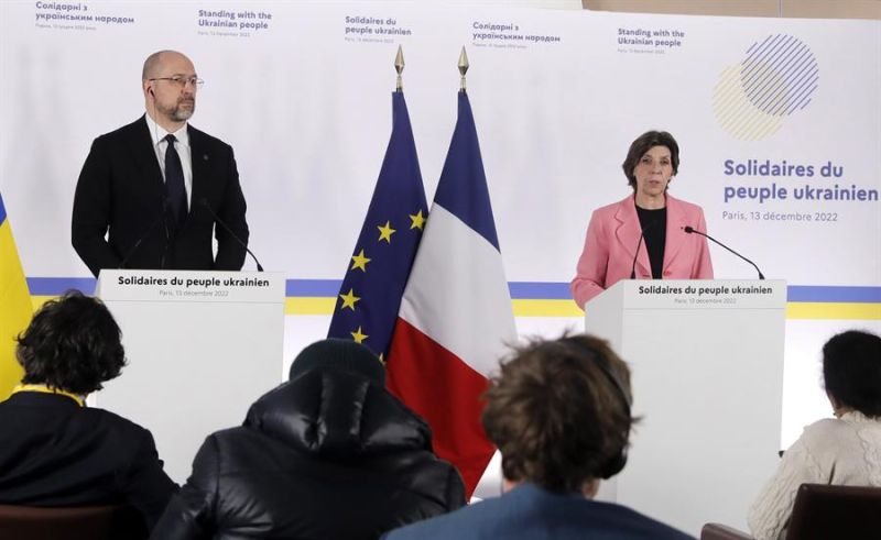 El primer ministro ucraniano Denys Shmyhal junto a la ministra de Exteriores francesa, Catherine Colonna, al final de Foro de París. 01 141222