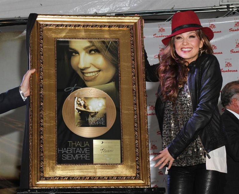 Fotografía fechada el 2 de diciembre de 2012 cedida por Photoamc, donde se observa a la cantante mexicana Thalía, mientras posa en Ciudad de México (México). EFE/Photoamc 