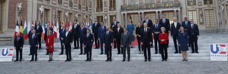 Foto de familia de la cumbre de los jefes de Estado y de Gobierno de la Unión Europea en su encuentro en el Palacio de Versalles (París)