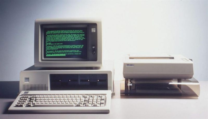 Fotografía de archivo cedida por IBM que muestra el primer computador IBM que salió al mercado, el 5150.