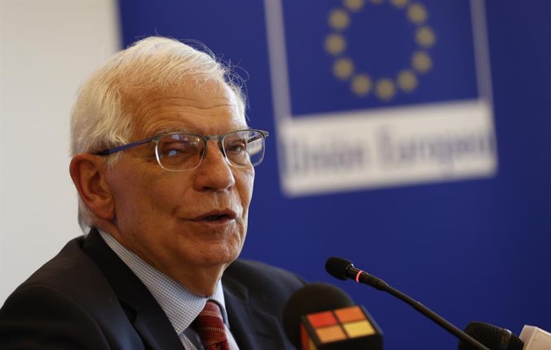 El alto representante de la Unión Europea para Asuntos Exteriores y Política de Seguridad, Josep Borrell, habla durante una rueda de prensa hoy, en la nueva sede de la Unión Europea, en Santiago (Chile).