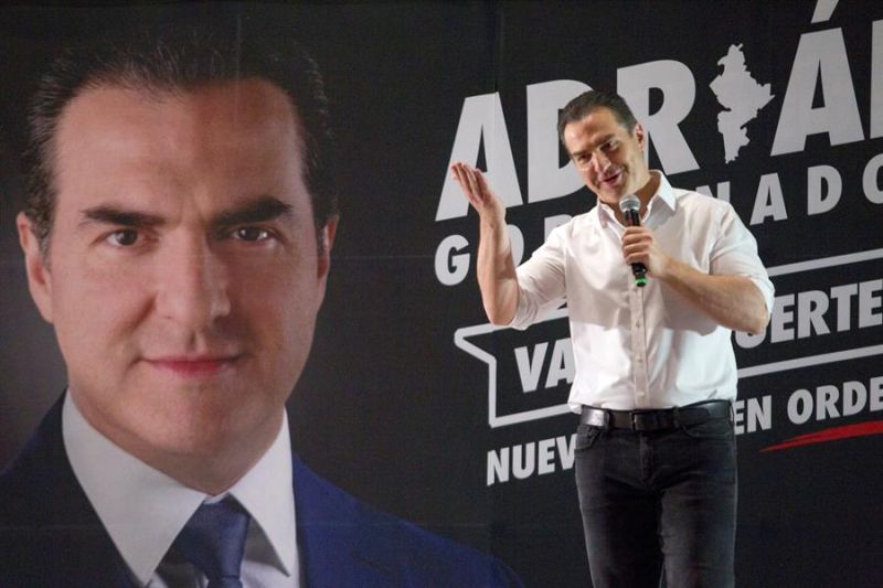 El candidato del Partido Revolucionario Institucional (PRI), Adrián de la Garza, habla durante un acto de campaña el 30 de abril de 2021, en la ciudad de Monterrey. 