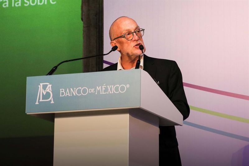 Fotografía cedida por el Banxico donde se observa al subgobernador del Banco de México (Banxico), Jonathan Heath, durante una rueda de prensa en la Ciudad de México (México).