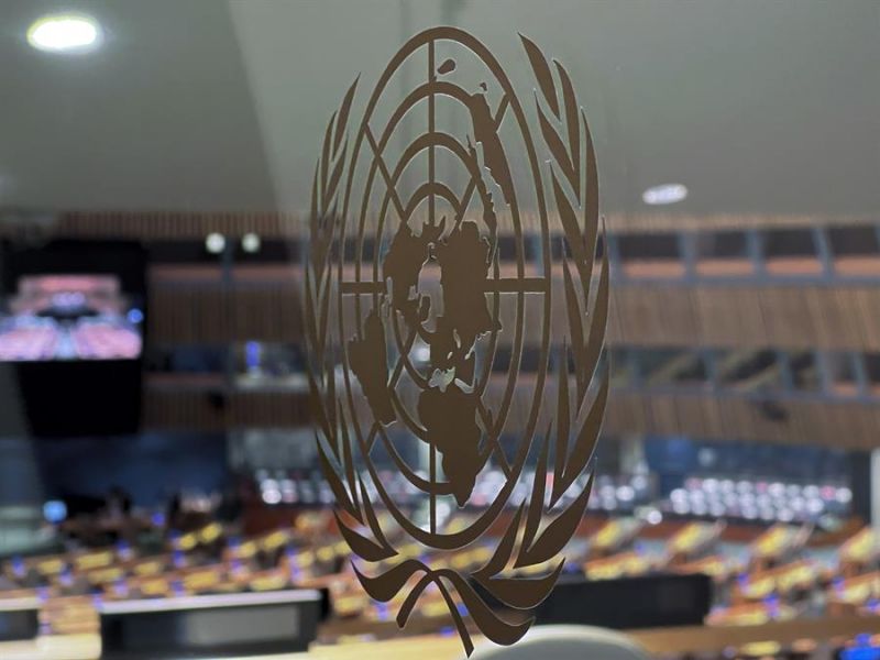 El logotipo de las Naciones Unidas tiene como telón de fondo la Asamblea General, en una imagen de archivo. 01 151222